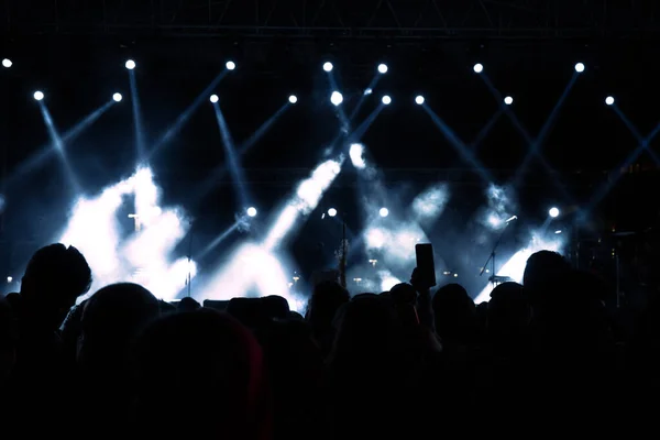 Прожектор Сцене Концертный Фон Туманным Эффектом Сцене Силуэт Людей Шум — стоковое фото