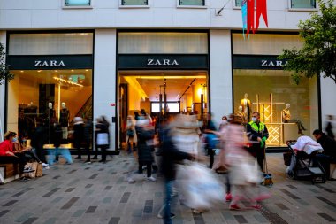İnsanların hareketleriyle Zara Caddesi 'ndeki dükkan. İstanbul Türkiye - 11.13.2021