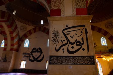 İslami sanat geçmişi. Edirne Eski Camii 'nde Calligraphies. Edirne Türkiye - 10.25.2021