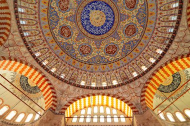Cami içi. Edirne 'deki Selimiye Camii' nin kubbeleri. Ramazan veya İslami arkaplan fotoğrafı. Edirne Türkiye - 10.25.2021