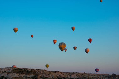 Kapadokya aktiviteleri. Sabah Kapadokya Gökyüzünde sıcak hava balonları. Türkiye 'deki arka plan fotoğrafına git. Gürültü dahil.