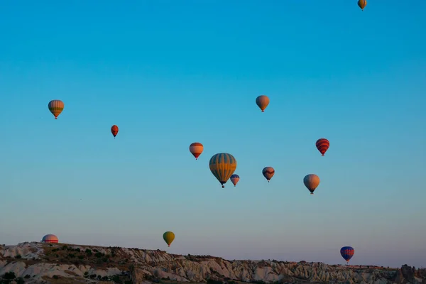 カッパドキアの活動 午前中にカッパドキアの空に熱気球 トルコへの旅行の背景写真 含まれるノイズ — ストック写真