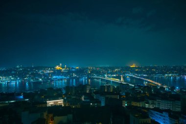 İstanbul gecesi. Gece Galata Kulesi 'nden İstanbul şehri manzarası. Türkiye 'deki arka plan fotoğrafına git. Gürültü dahil.
