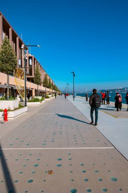 Galataport 'ta. Galataport İstanbul 'un güvertesindeki insanlar. Türkiye 'de turizm. İstanbul Türkiye - 1.14.2022