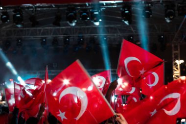 Türk Bayrakları. Millet, ulusal bayramları kutlamak için Türkçe bayraklar sallıyor. 23 Nisan ya da 19 Mayıs ya da 30 Ağustos ya da 29 Ekim arkaplan fotoğrafı. Gürültü dahil. Hareket bulanıklığı.