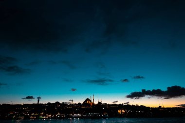 Ramazan arka planı. Akşam karanlığında İstanbul şehri manzarası. Ramazan veya kandil veya laylat al-Qadr veya İslami arkaplan fotoğrafı. Gürültü dahil. Binalara seçici odaklanma.