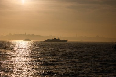 İstanbul fotoğrafı. İstanbul 'un sisli havasında feribot ve şehir manzarası. Türkiye 'ye seyahat arkaplan fotoğrafı.