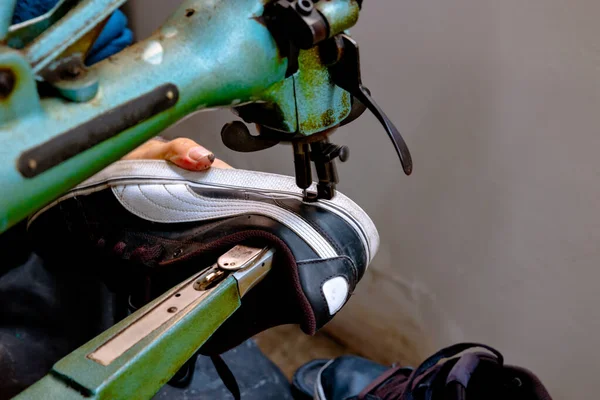 Reparação Sapatilhas Sapateiro Repara Tênis Máquina Costura Foco Seletivo Ruído — Fotografia de Stock