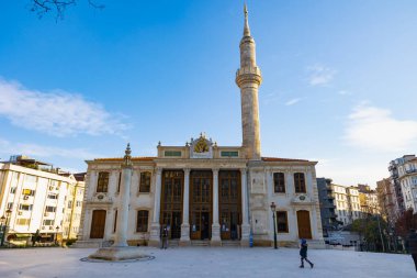 Tesvikiye Camii. Nisantasi Sisli İstanbul 'daki ünlü camii. Ramazan veya kandil veya İslami arkaplan fotoğrafı. İstanbul Türkiye - 12.24.2021