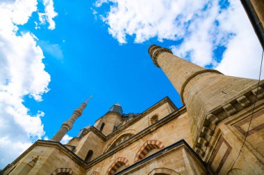 Selimiye Camii. Selimiye Camii 'nin mimari detayları düşük açılı. Osmanlı camii mimarisi. Seçici odak.