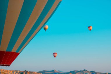 Sıcak hava balonu. Kapadokya aktivitelerinin arka plan fotoğrafı. Sabahları gökyüzünde sıcak hava balonları. Seçici odaklanma. gürültü dahil.