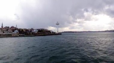İstanbul Boğazı. Uskudar 'dan Karaköy' e yapılan Hiperlapse Bosphorus turunun videosu. Türkiye 'ye seyahat arka plan 4k video.