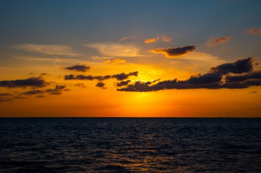 Denizin üzerinde gün batımı. Deniz ve bulutlu günbatımı fotoğrafı. Gün batımı duvar kağıdı