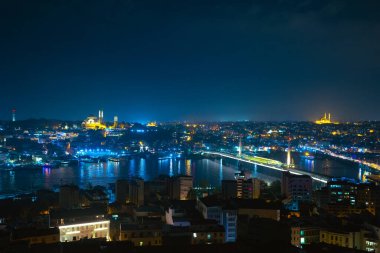 İstanbul. Geceleri Galata Kulesi 'nden İstanbul' un Altın Boynuz ve Şehir manzarası. Gürültü dahil.