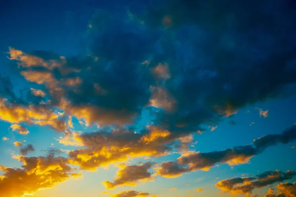 Solnedgångsmoln Delvis Grumlig Himmel Vid Solnedgången Bakgrund Foto Himlen Eller — Stockfoto