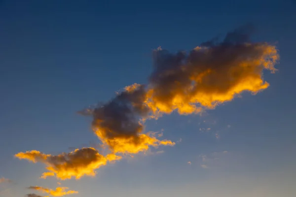 Nubes Atardecer Nubes Anaranjadas Atardecer Amanecer Con Cielo Despejado Fondo — Foto de Stock