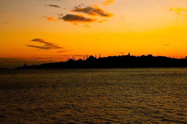 Istanbul Vid Solnedgången Stadsbilden Istanbul Från Salacak Uskudar Silhuetten Moskéerna — Stockfoto
