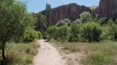 Ihlara Vadisi. POV, Aksaray 'daki Ihlara Vadisi' nde yürüyor. Türkiye 'ye seyahat arkaplan 4K video.