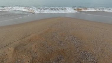 Kumsal ve dalgalar. Kumsalda dalgalar kopuyor. Tatil veya tatil arkaplan 4K video.