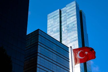 Arkasında gökdelenler olan Türk bayrağı. Türk ekonomisi kavramı. Türkiye 'de ekonomik kriz.
