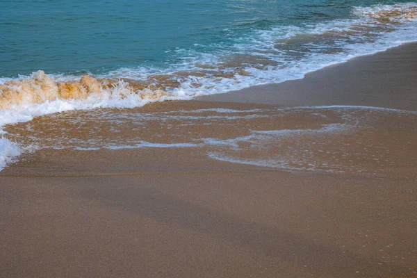 破浪波浪和沙滩上都有一个人的影子 度假或度假概念背景 — 图库照片