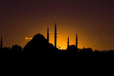 Cami arka planı. Gün batımında Süleyman Camii 'nin silueti. Ramazan veya kandil veya laylat al-Qadr veya kadir gecesi veya İslami arkaplan fotoğrafı. İnşa etmeye odaklan.
