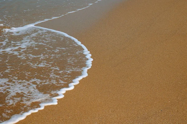 海滩和波浪 带有复制空间的旅行概念背景照片 破浪和海滩 度假或假日背景 — 图库照片