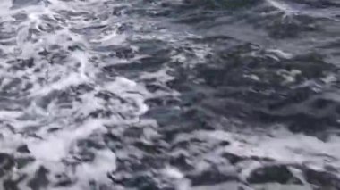 Gemi denizde uyandı. Yüksek sürat teknesi ya da arka planda 4K video. Deniz ya da deniz arka plan görüntüleri.