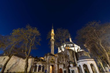 Kadir Gecesi veya Laylat al-Qadr. İstanbul 'daki Eyüp Sultan Camii. Ramazan veya kandil veya İslami arkaplan fotoğrafı. Gürültü dahil.