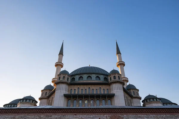 タクシム モスク イスタンブールのモスクの背景写真 ラマダーン月またはカンジル月またはレイラト月またはイスラム教の背景写真 — ストック写真