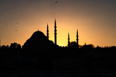 Cami. Gün batımında Süleyman Camii 'nin silueti. Ramazan veya kandil veya şaban veya rajab veya laylat al-qadr veya İslami arkaplan fotoğrafı.