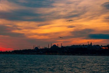 İstanbul arka planı. Gün batımında dramatik bulutlarla İstanbul 'un silueti. Türkiye 'ye seyahat kavramı. Gürültü dahil.
