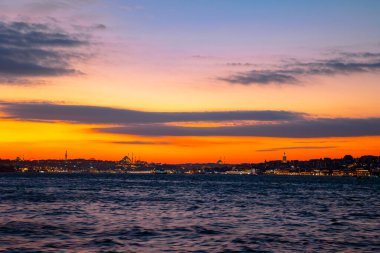 İstanbul gün batımında. İstanbul 'da güzel bir gün batımı. Türkiye 'deki arka plan fotoğrafına git. Gürültü dahil.