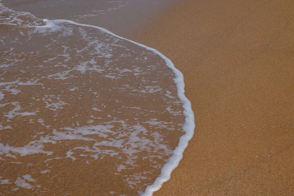 波とビーチ 砂浜で穏やかな波 旅行の背景写真 休暇の概念 — ストック写真