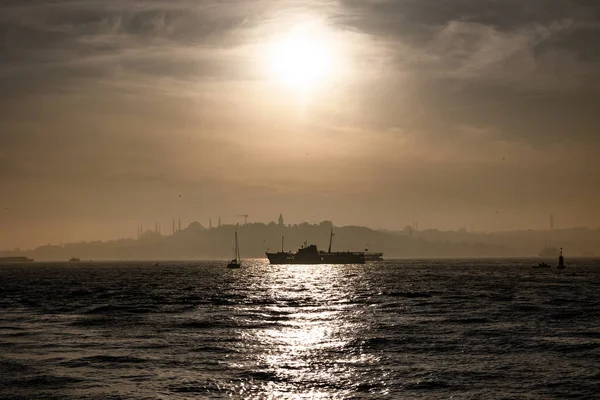 Istanbul Paesaggio Urbano Istanbul Traghetto Sul Bosphorus Tempo Nebbioso Viaggio — Foto Stock
