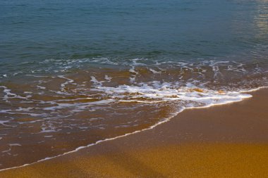 Dalgalı deniz ve sahil. Seyahat, tatil ya da tatil fotoğrafı. Seçici odak.