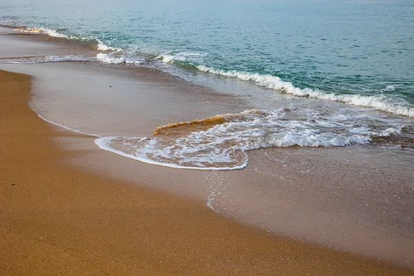 Παραλία Φόντο Σπάσιμο Κυμάτων Στην Αμμώδη Παραλία Φωτογραφία Ιστορικού Ταξιδιού — Φωτογραφία Αρχείου