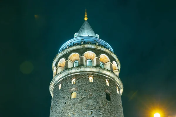 Galata Kulesi. Gece İstanbul 'da Galata Kulesi. Gürültü dahil. Türkiye 'ye seyahat arkaplan fotoğrafı.