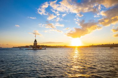 Günbatımında İstanbul manzaralı Maiden 's Tower veya Kiz Kulesi. Türkiye 'ye seyahat arkaplan fotoğrafı.