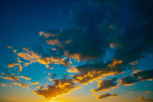 Драматическое Небо Закате Частично Облачное Небо Закате Тепло После Жизни — стоковое фото