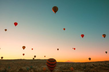 Kapadokya arka plan fotoğrafına git. Sabahları gökyüzünde sıcak hava balonları. Türkiye 'ye git. Gürültü dahil.