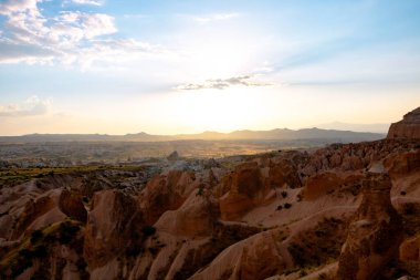 Kapadokya 'da günbatımı. Ortahisar Kapadokya 'daki Kizilcukur Vadisi' nden gün batımı manzarası. Türkiye 'deki arka plan fotoğrafına git. Gürültü dahil.