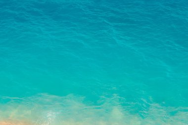 Turkuaz arka plan fotoğrafı. Sakin denizin soyut arkaplanı. Seyahat, tatil ya da tatil arkaplan fotoğrafı.