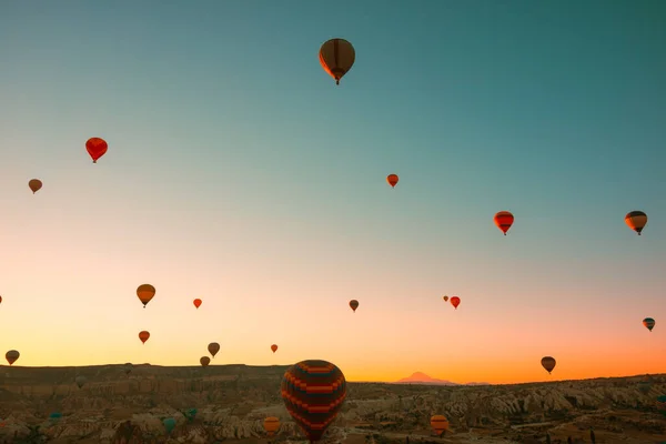 Res Till Kappadokien Bakgrund Foto Varmluftsballonger Himlen Morgonen Resor Till — Stockfoto