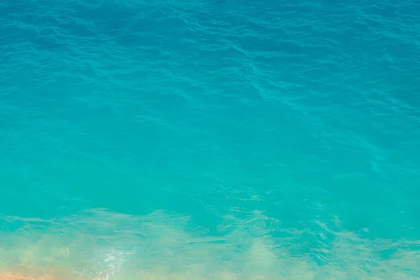 ターコイズブルーの海の背景写真 穏やかな海の抽象的な背景 旅行や休暇や休日の背景写真 — ストック写真