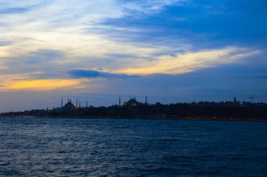 İstanbul gün batımında. İstanbul 'un silueti ve gün batımında dramatik bulutlar