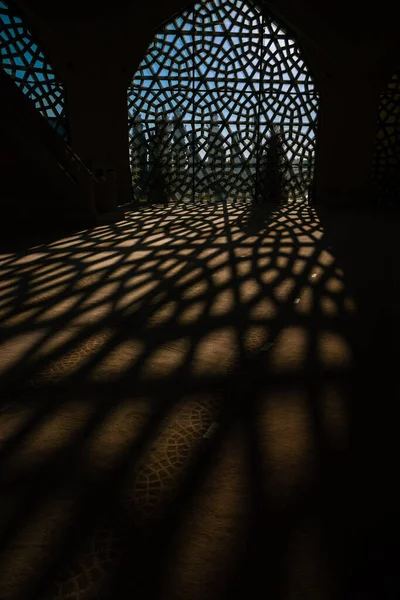 Ισλαμική Κάθετη Φωτογραφία Φόντου Σκιές Του Παραθύρου Στο Έδαφος Ενός — Φωτογραφία Αρχείου