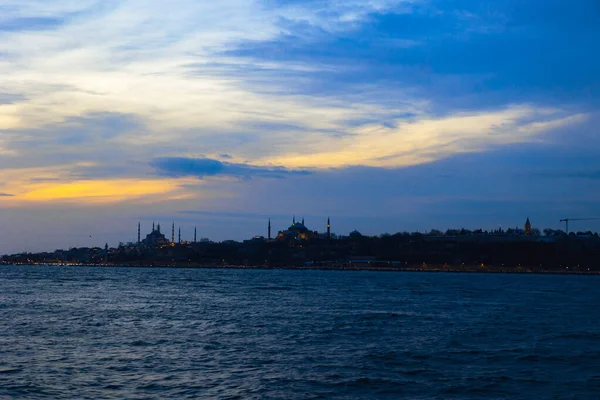 Istanbul vid solnedgången. Silhuett av Istanbul och dramatiska moln vid solnedgången — Stockfoto