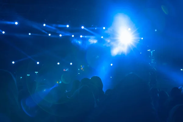 Holofotes Raios Luz Diretos Sala Concertos Concerto Foto Fundo Ruído — Fotografia de Stock