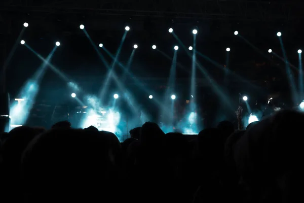 Sylwetka Ludzi Sali Koncertowej Światła Scenie Zdjęcie Tle Hałas Uwzględniony — Zdjęcie stockowe